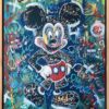Renkli graffiti tarzında arka plan üzerinde, gövdesi yazılarla kaplı Mickey Mouse figürünün tasvir edildiği yağlı boya tablo.