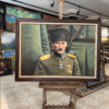 Mustafa Kemal Atatürk'ün kalpaklı ve askeri üniformalı yağlı boya portresi.
