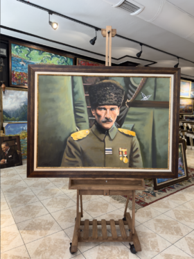 Mustafa Kemal Atatürk'ün kalpaklı ve askeri üniformalı yağlı boya portresi.