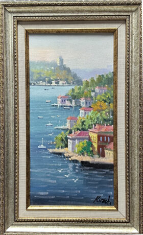 Deniz kenarındaki renkli yalıları, tekneleri ve uzaktaki kaleyi gösteren çerçeveli İstanbul manzaralı yağlı boya tablo.